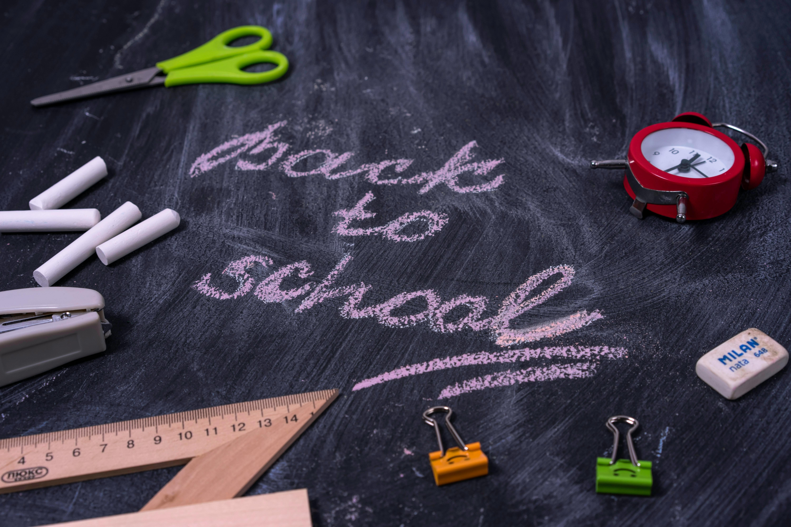 надпис Back to school